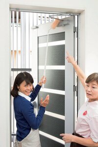 高いところのホコリを払う