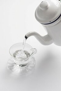 カップに白湯を注ぐ