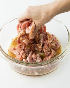 肉や魚介に下味をつけ、かたくなるのを防止
