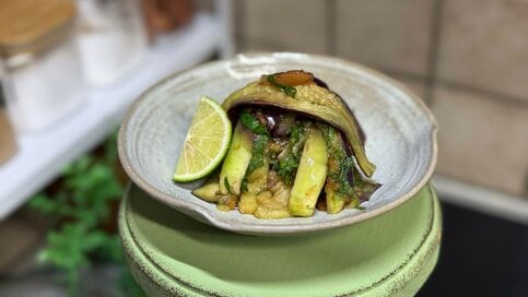 とろっじゅわ食感がやみつき！梅と大葉でさっぱり「秋ナスの副菜」レシピ。火を使わず、丸ごとレンジで