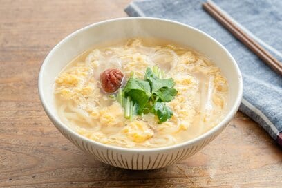 食欲がない日にも。梅の酸味が効いた「白だし卵とじうどん」レシピ。優しい味でホッとひと息