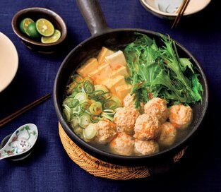 寒い夜はつくねとミズナの香味ネギ塩鍋。大葉やスダチで味変も