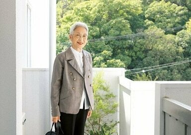 74歳、おしゃれを楽しむ「着こなしルール」3つ。足元はスニーカーでも上品なコツ
