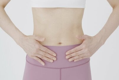 年末年始の食べすぎをリカバリー。医師とツボの専門家が伝授する「腸活に効くツボ」