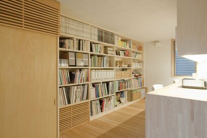 造作と置き家具、どっちがいい収納？本、日用品、テレビでの事例を紹介