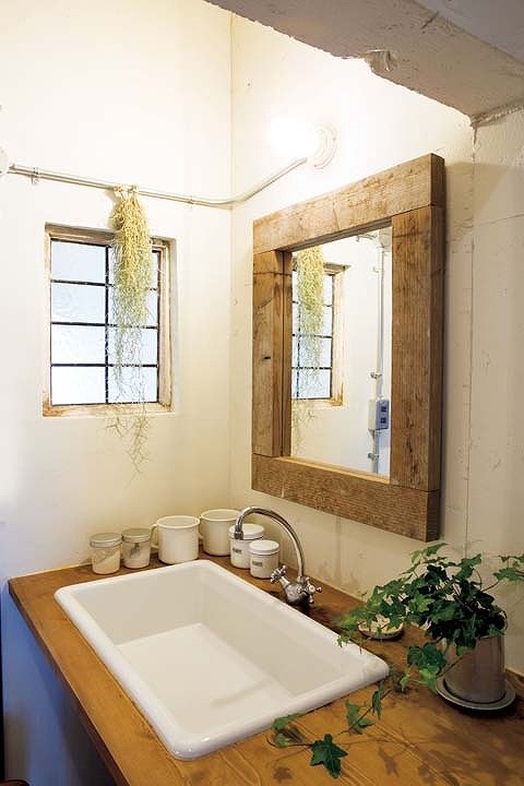 チランジアを雑貨感覚でディスプレイした洗面所