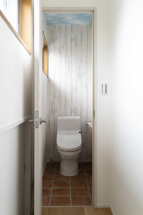 砂漠の中のトイレをイメージ