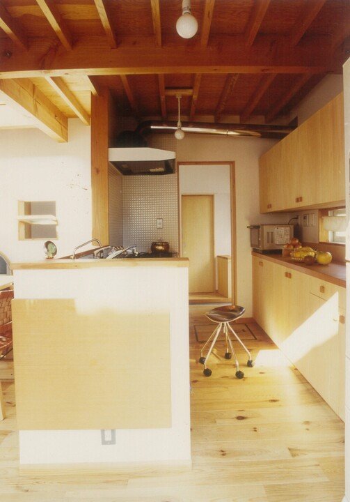 システムキッチンの背面に造作した棚