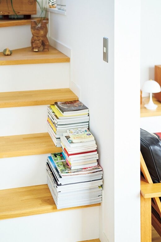 階段に積まれた本や雑誌