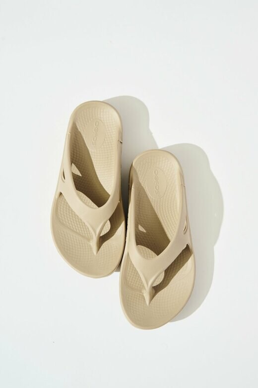 ベージュのトングサンダル