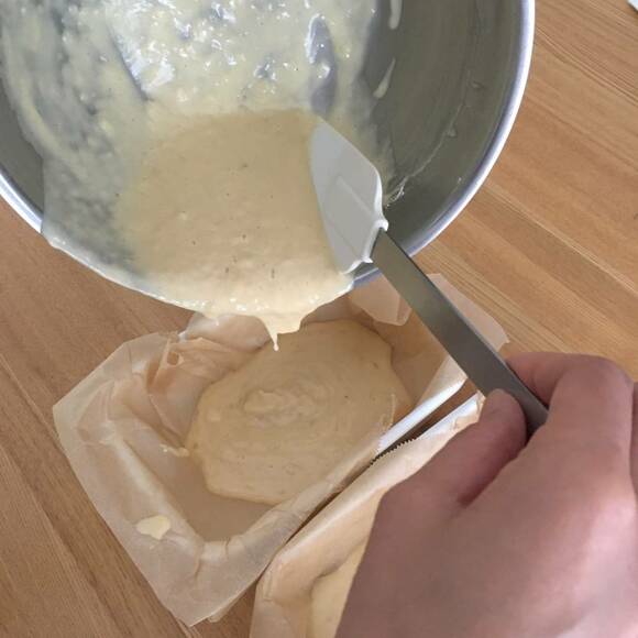 焼型に生地を入れる様子