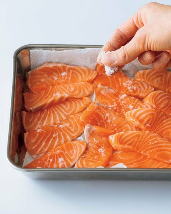 サーモンに塩をふる