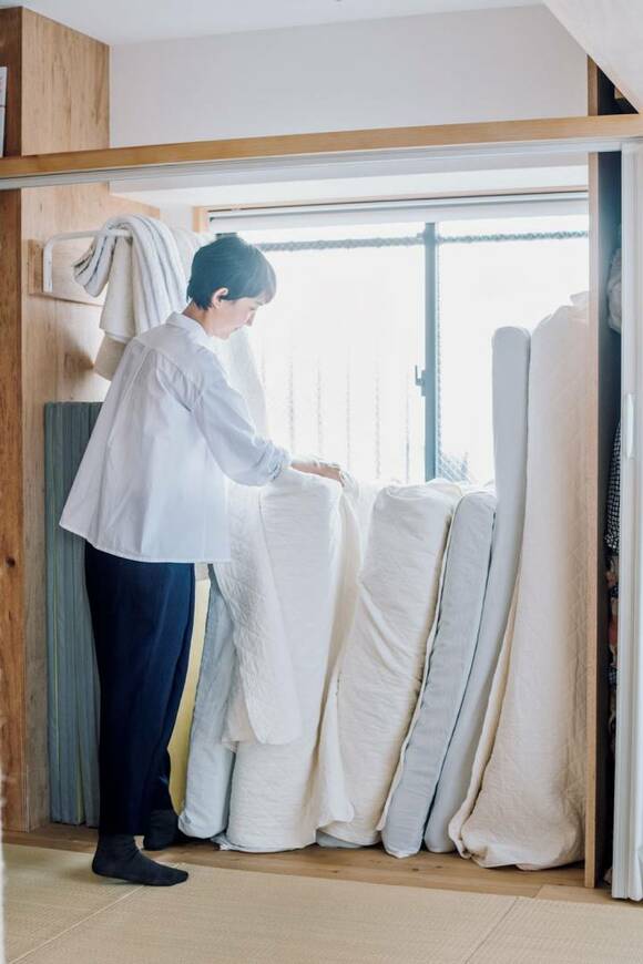 女性とマットレス