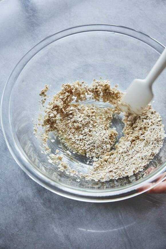 オートミールをヘラで混ぜる