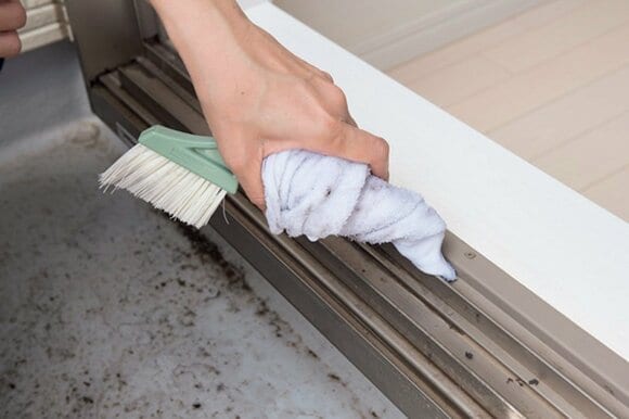 こびりつきはサッシブラシの柄+ぞうきんで