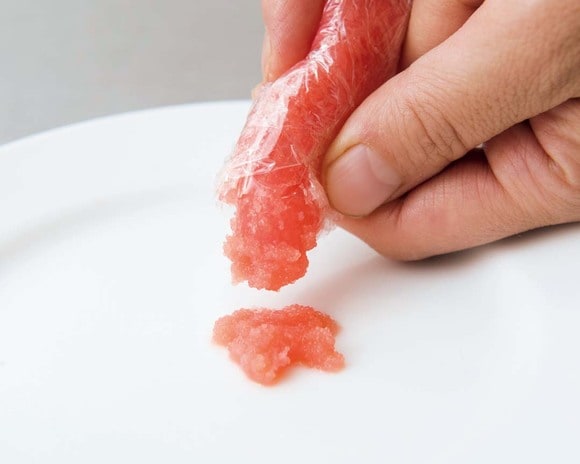 ラップに包んだまま、冷蔵室で解凍する