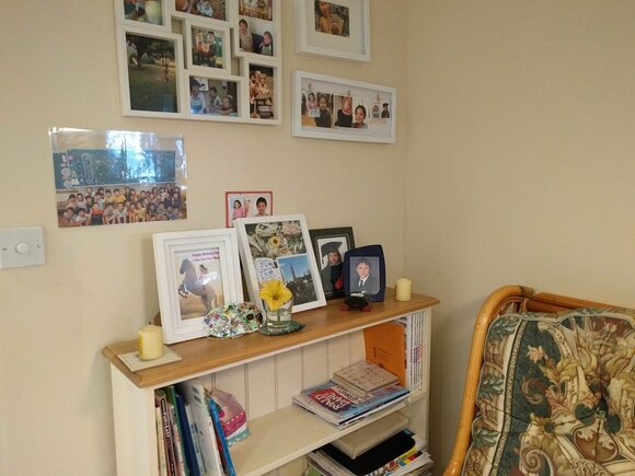 子どもが摘んできた花をコップに