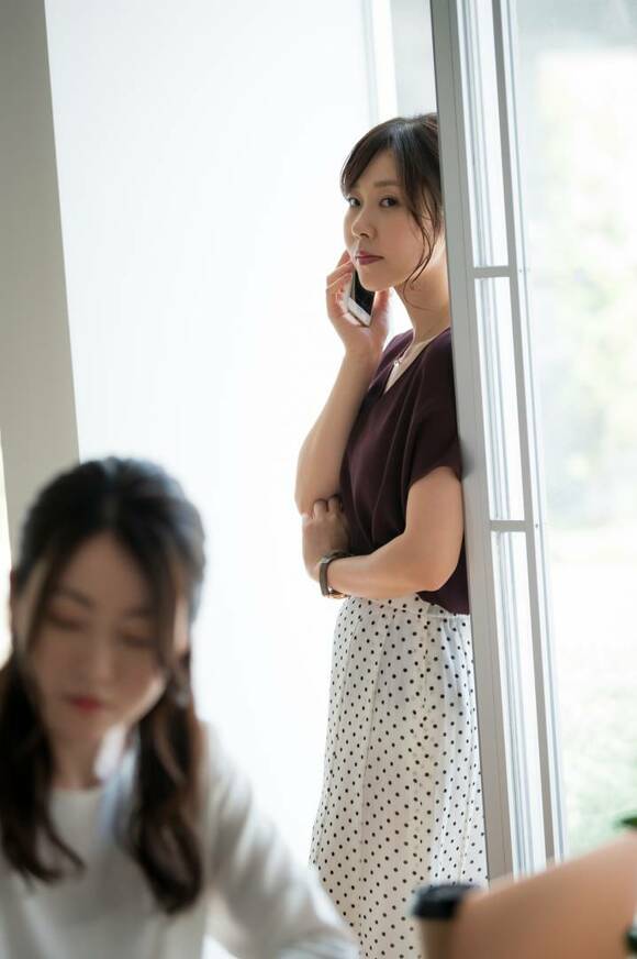 電話をする女性