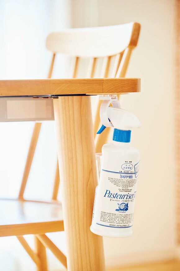 テーブル下に除菌スプレー