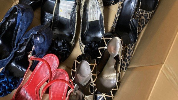 大量のヒール靴