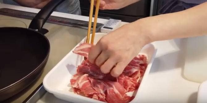 トレーのお肉をはがす