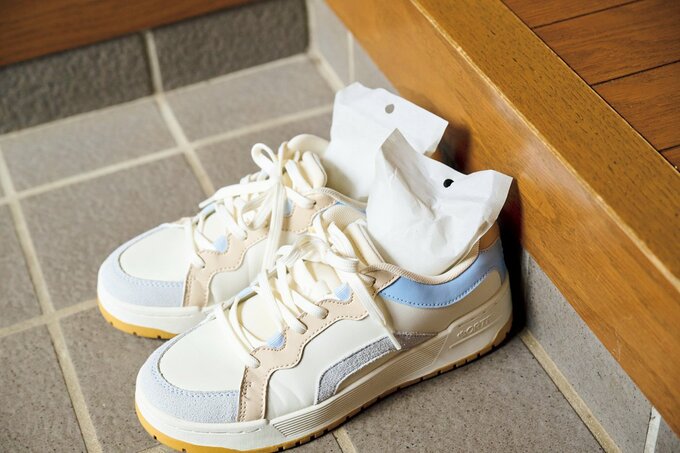 袋状の除湿剤が入った白いスニーカー