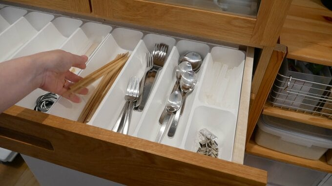 上段には箸・スプーン・フォークを種類ごとにざっくり分けるだけ