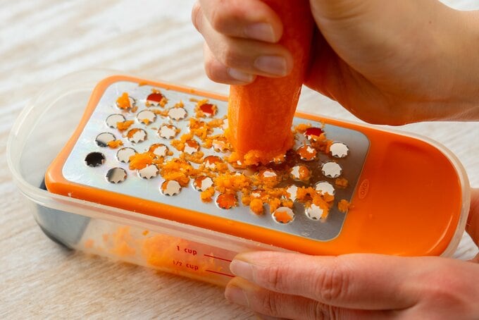 にんじんすりおろす