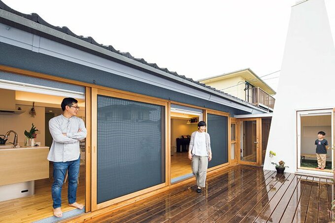 屋内の床面から少し下げて設置したデッキ