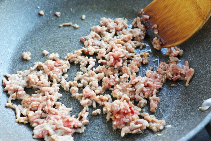 ひき肉を炒める