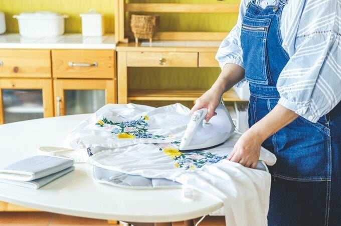 食卓の上に専用のマットを敷いてアイロンがけをしている様子