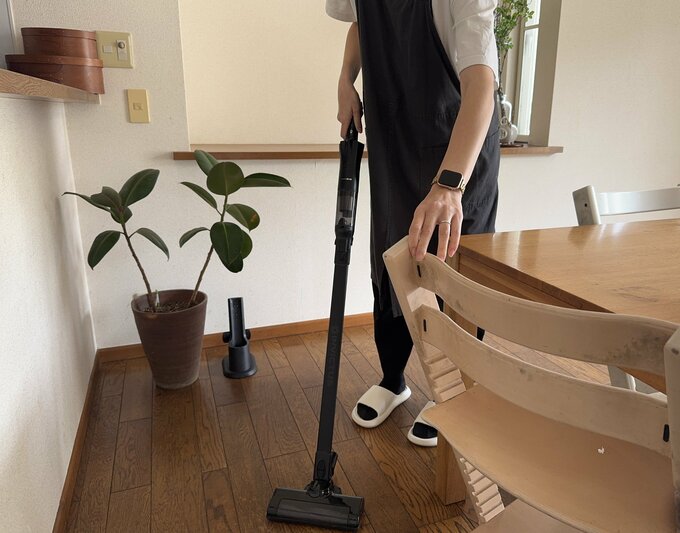 掃除機をかけているシーン