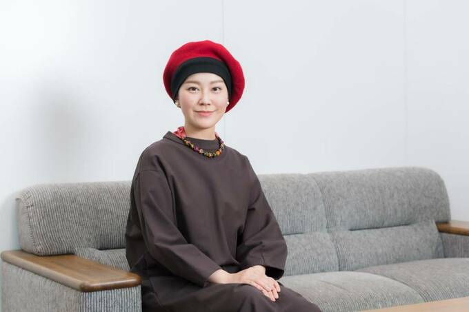 ソファに座る女性