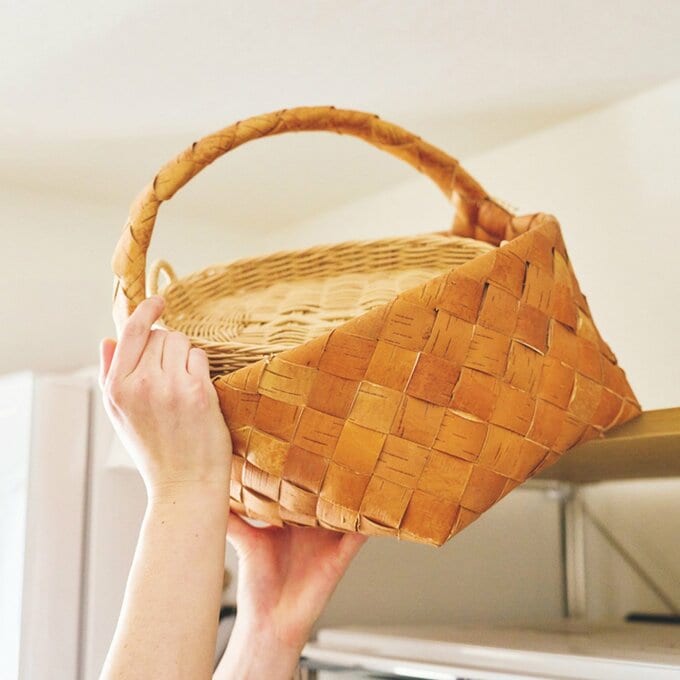 カゴを取り出す手