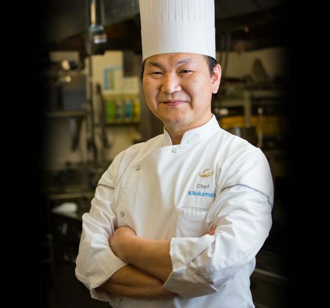 腕組みをしているシェフ