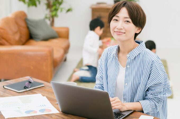 在宅ワーク中の女性と子供