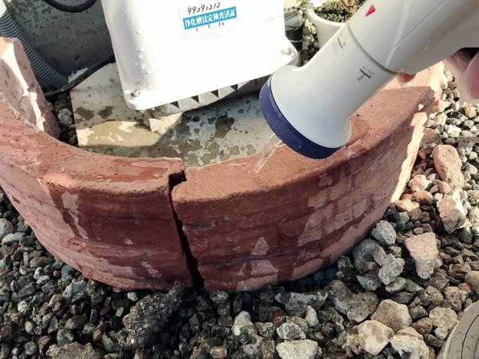 レンガに水をかける