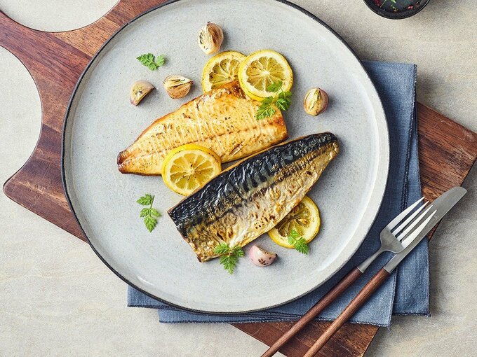 ノルウェーサバの塩焼きレモン添え