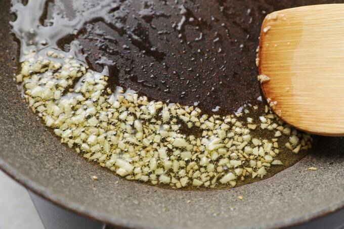 フライパンにニンニク