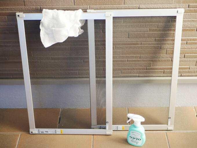 網戸の掃除にボディータオルと中性洗剤を使用する