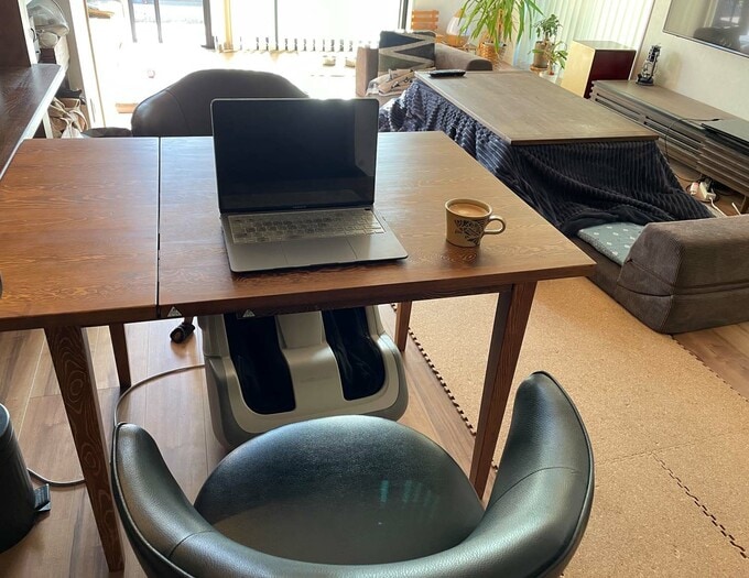 在宅ワークのデスク