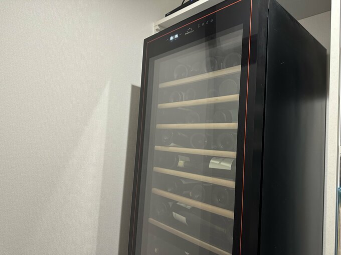 リビングクローゼットに収納しているワインセラー