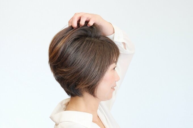 髪の毛を整える女性