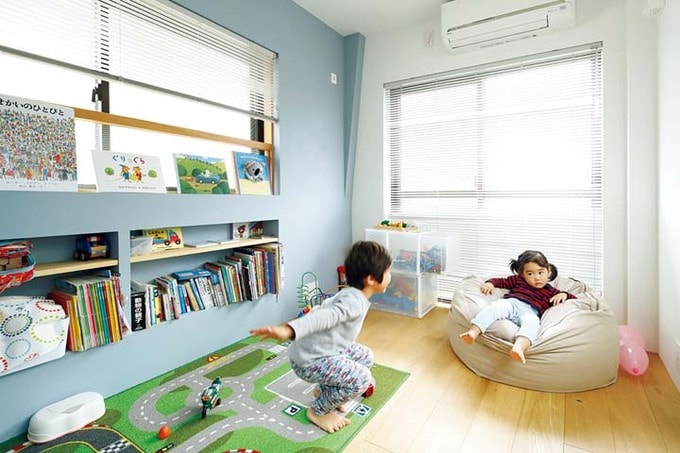 DIYで壁の一面をペイントした子ども部屋