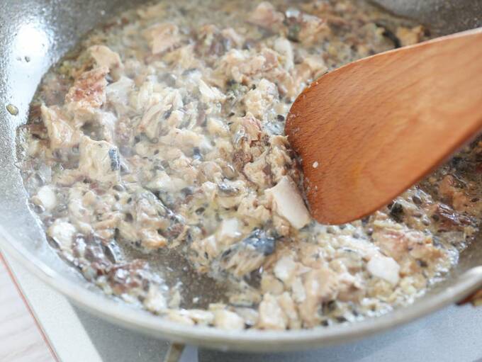 フライパンにサバ缶