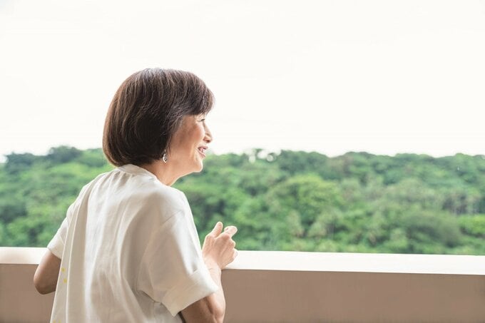 外を眺めるやましたひでこさん