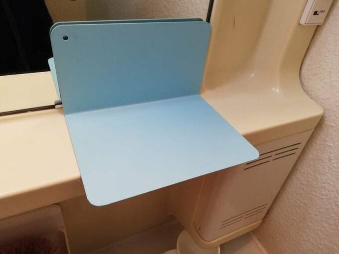 ブックスタンドを洗面台に寝かせて乗せた様子