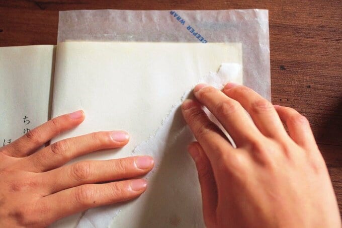 和紙を本に重ねる