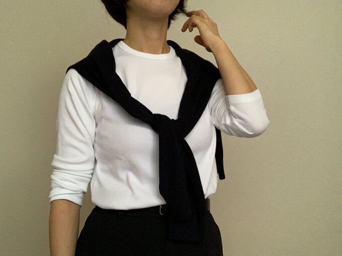 セーターを肩掛けするとロンT似合わない問題も解決