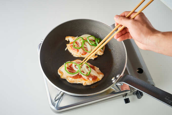 ミートソースをかける